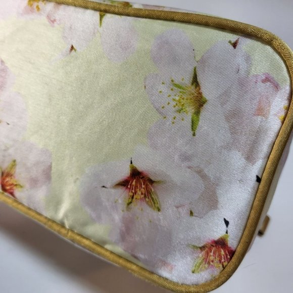 The Lovery Honey Almond Gift Set 14 Piece Spa Kit With Carrying Case & Mirror - Picture 10 of 10